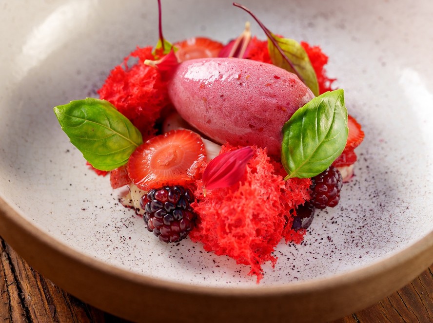 Receita doce une diferentes texturas de morango, creme de iogurte com chocolate branco, gel de cupuaçu e sorvete de framboesa