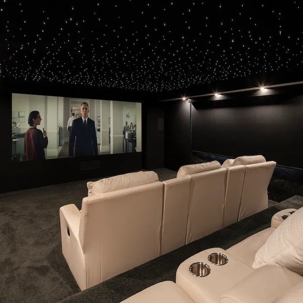 A sala de cinema tem assentos confortáveis — Foto: Robb Report / Instagram / Reprodução