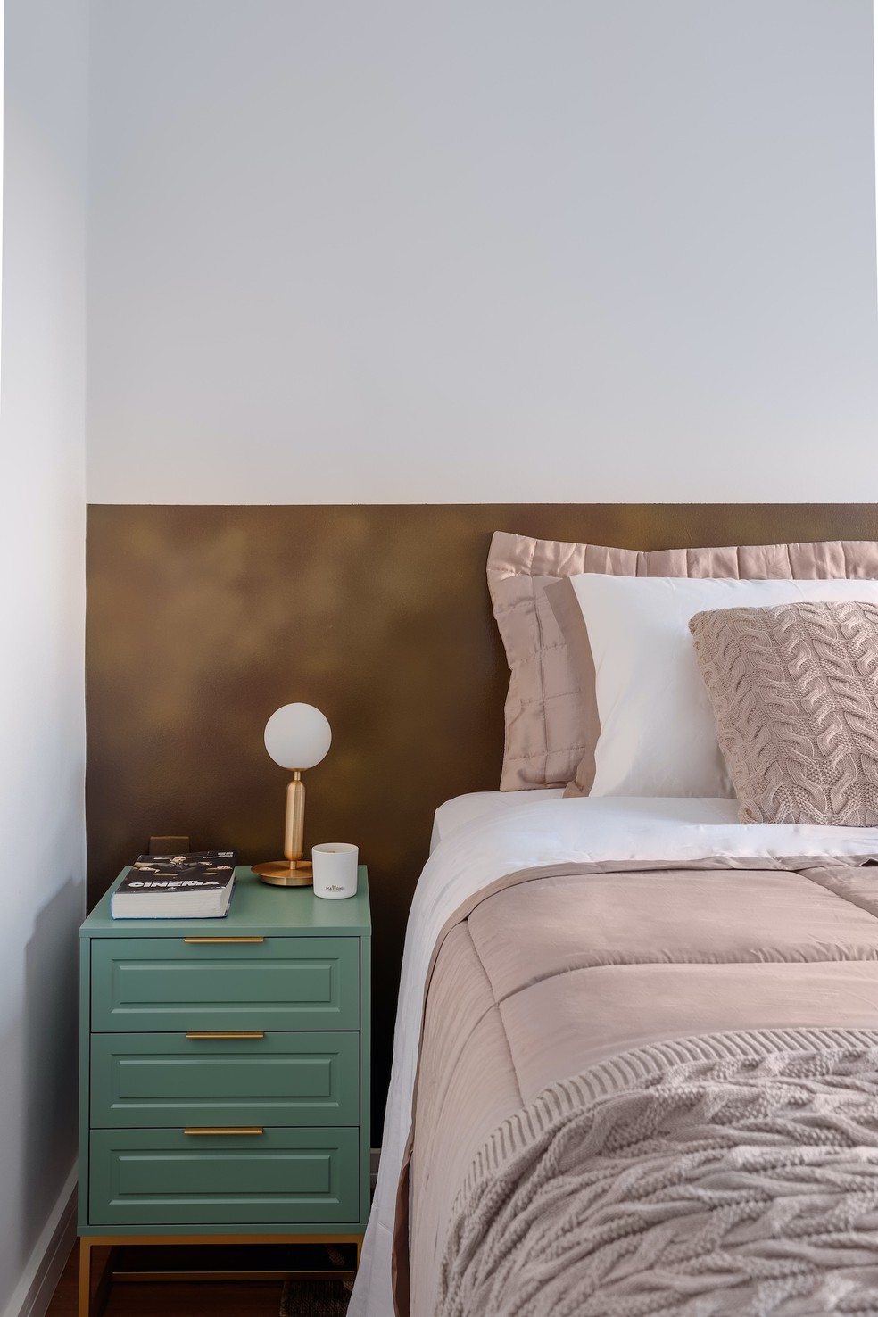 QUARTO | O segundo dormitório traz roupa de cama cor-de-rosa e mesa lateral verde, da Homedock. A cabeceira em pintura protege a parede e dá personalidade ao espaço — Foto: Gustavo Bresciani / Divulgação