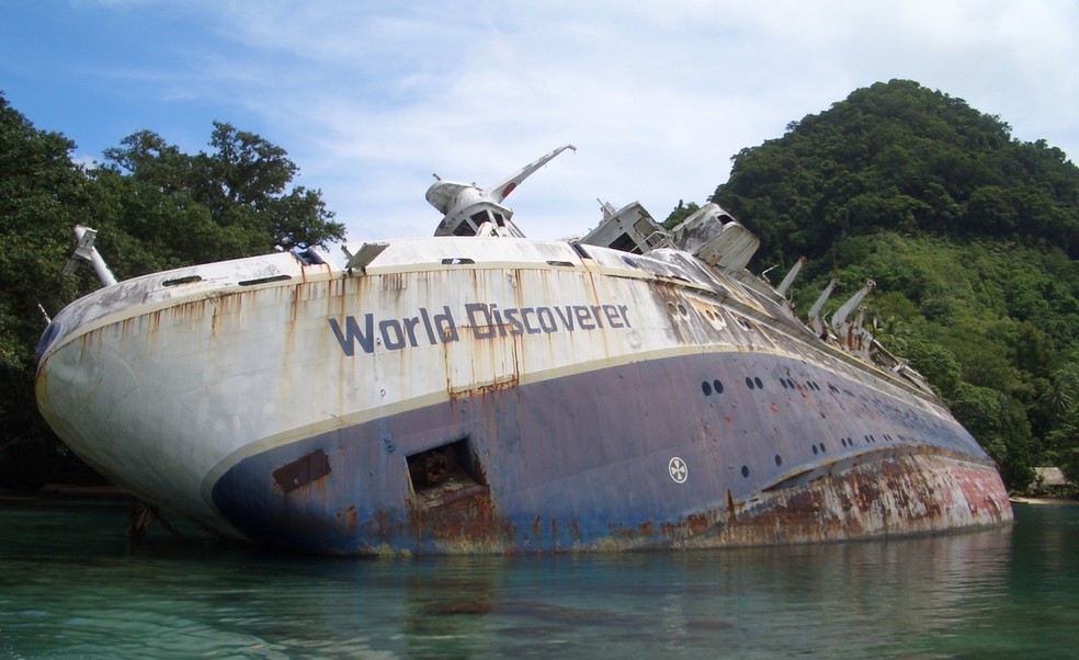 O navio MS World Discoverer encalhou nas ilhas Salomão depois de bater em algo no fundo do mar — Foto: Wikipedia / Philjones828 / Creative Commons