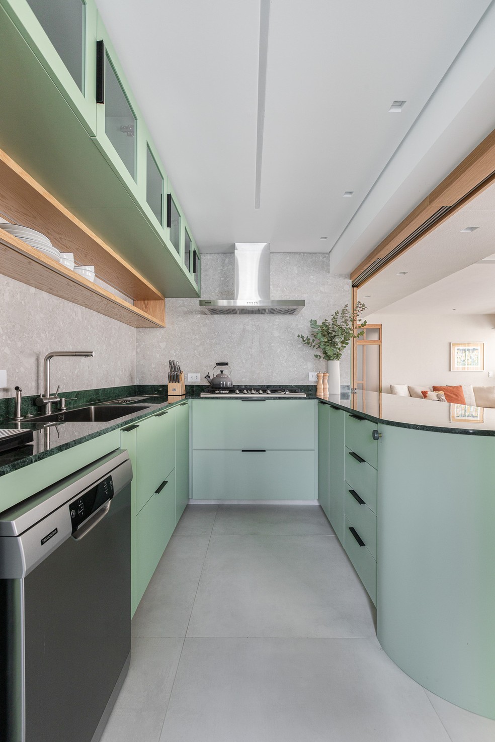 Casa ganha ambientes coloridos repletos de histórias após reforma