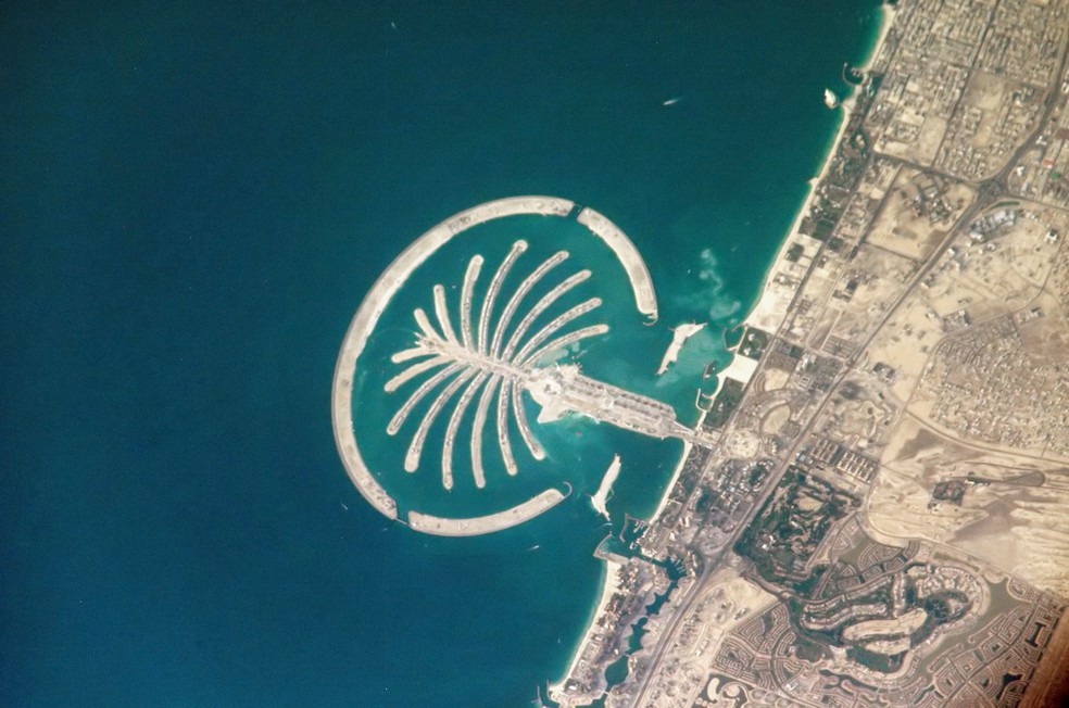 A ilha artificial Palm Jumeirah, nos Emirados rabes Unidos, foi criada para se parecer com uma palmeira  Foto: Leroy Chiao/Wikimedia Commons