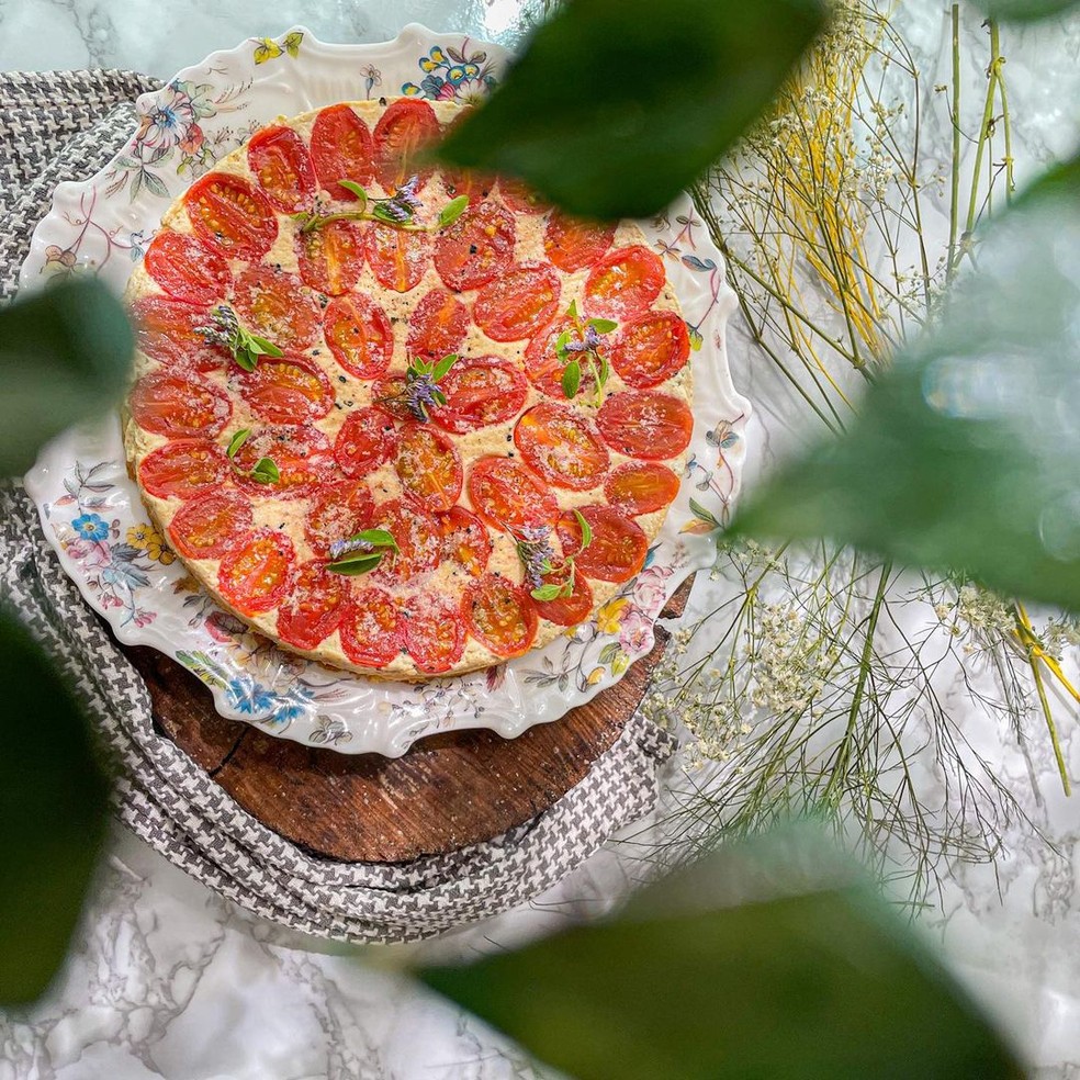 Receita vegana de torta suflê de tomate é deliciosa e ótima para servir em um almoço especial — Foto:  Camila Botelho / Divulgação