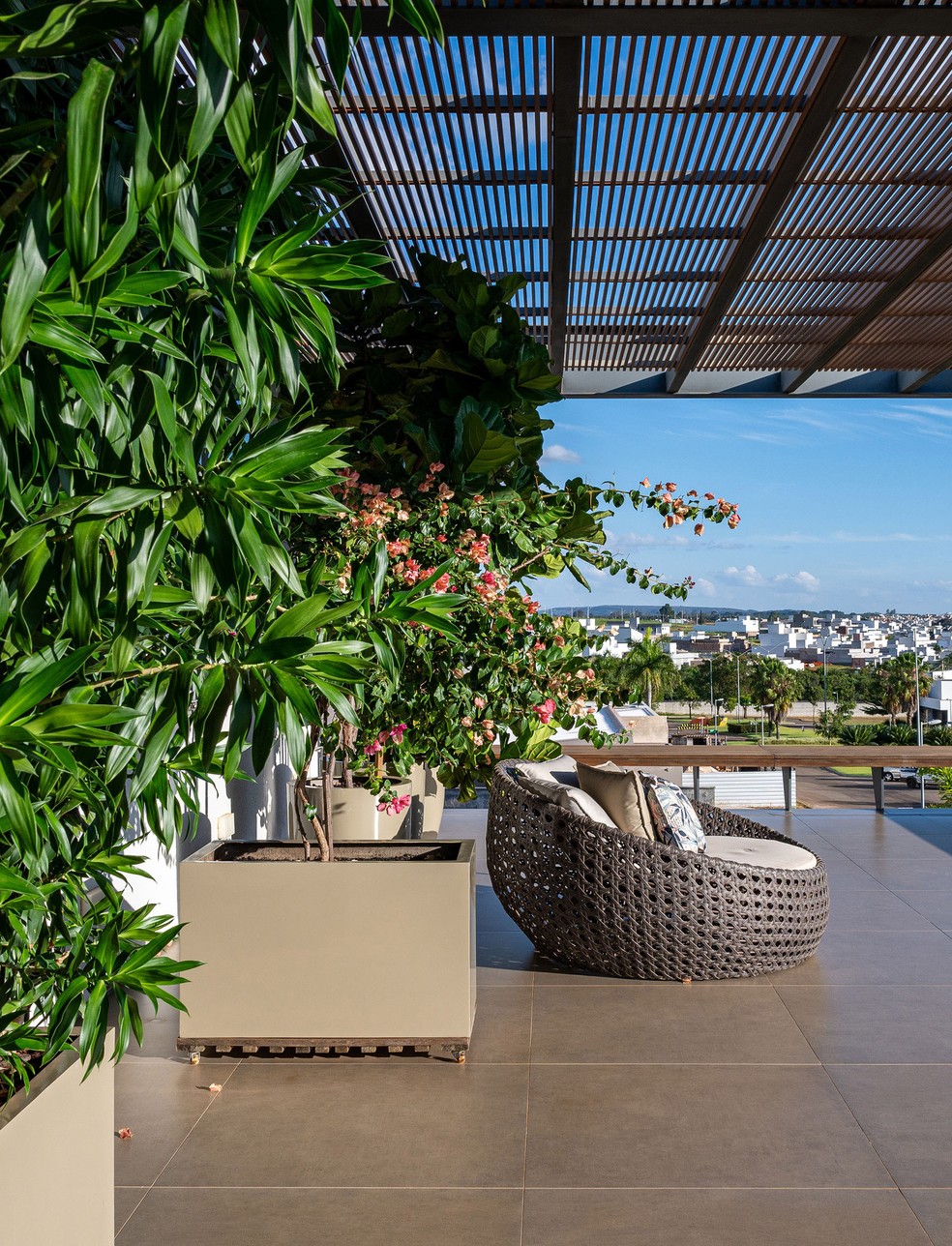 Paisagismo de casa ganha cenário verde com estilo tropical contemporâneo