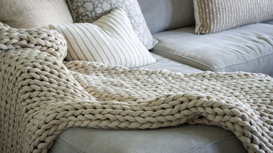 Confira 7 dicas para não errar na hora de usar mantas no sofá