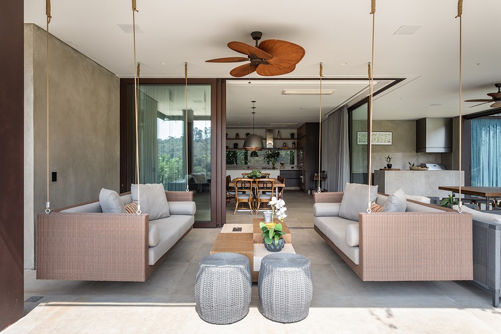 Casa contemporânea é envolvida pela natureza e se integra à paisagem
