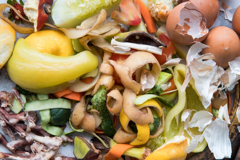 Sobras de comida, cascas, restos de frutas e legumes podem ser utilizados na compostagem caseira — Foto: Freepik / Creative Commons