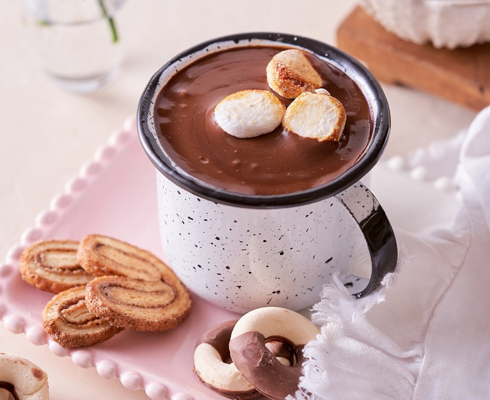 Receita de chocolate quente com canela leva seis ingredientes e pode ser finalizada com marshmallows — Foto: St. Marche / Divulgação