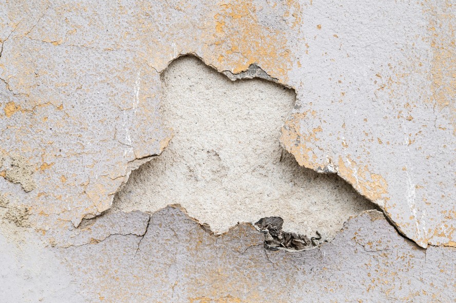 Quando a parede descasca ou esfarela, o problema pode estar associado à umidade ou ao descuido com a limpeza na hora da pintura