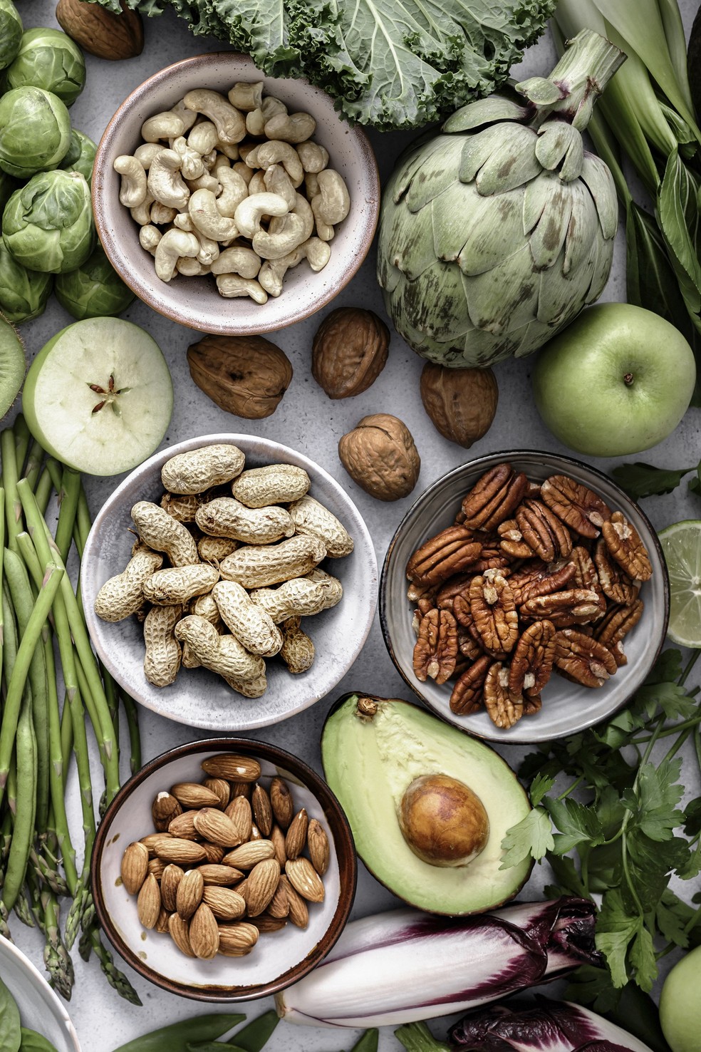 O abacate, as nozes e as castanhas são alguns dos alimentos que podem ser incluídos na dieta para auxiliar a saúde mental — Foto: Freepik / Creative Commons