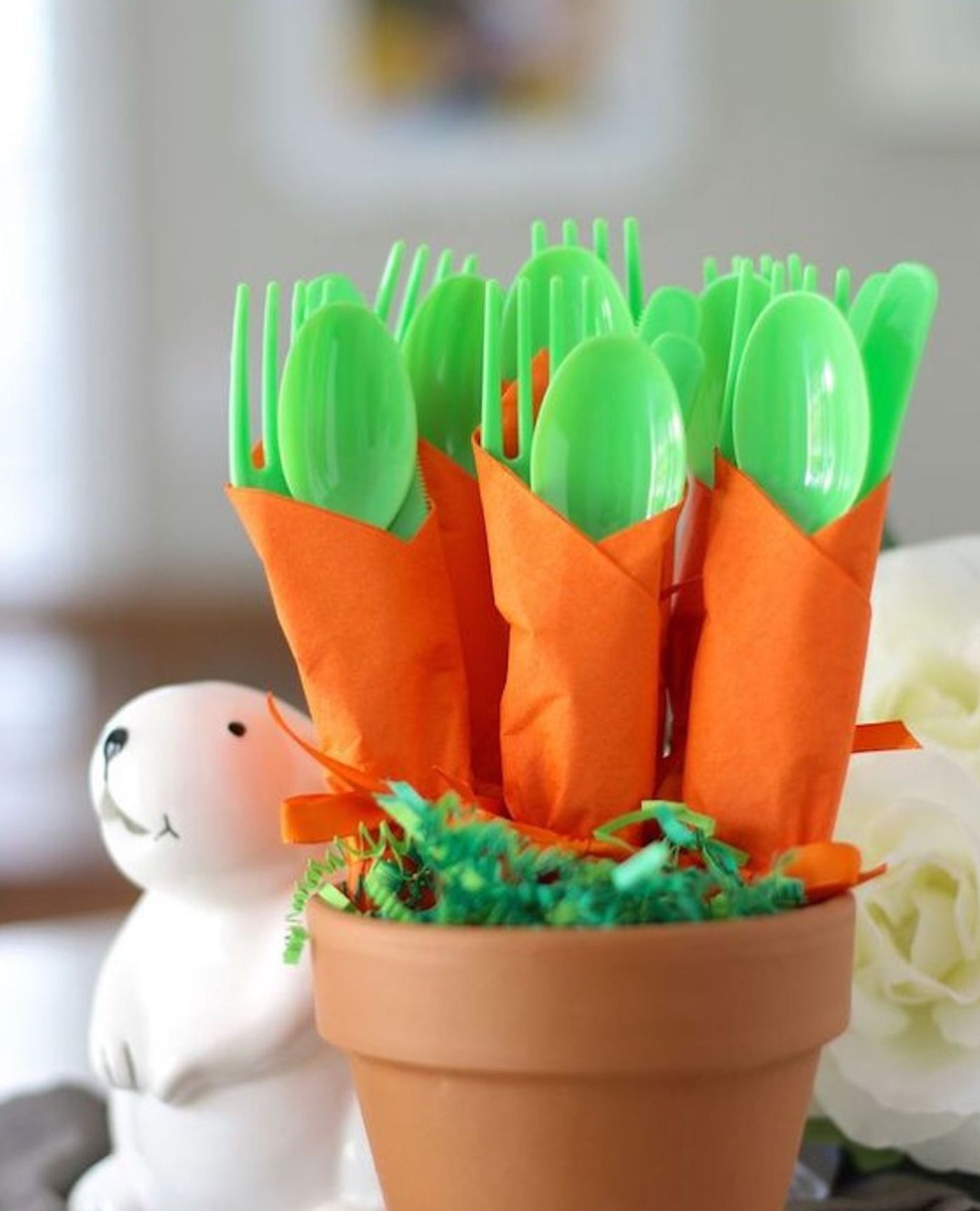 Ideia bem simples para acomodar os talheres da festa de Páscoa — Foto: Pinterest / Malas pra que te quero / Reprodução
