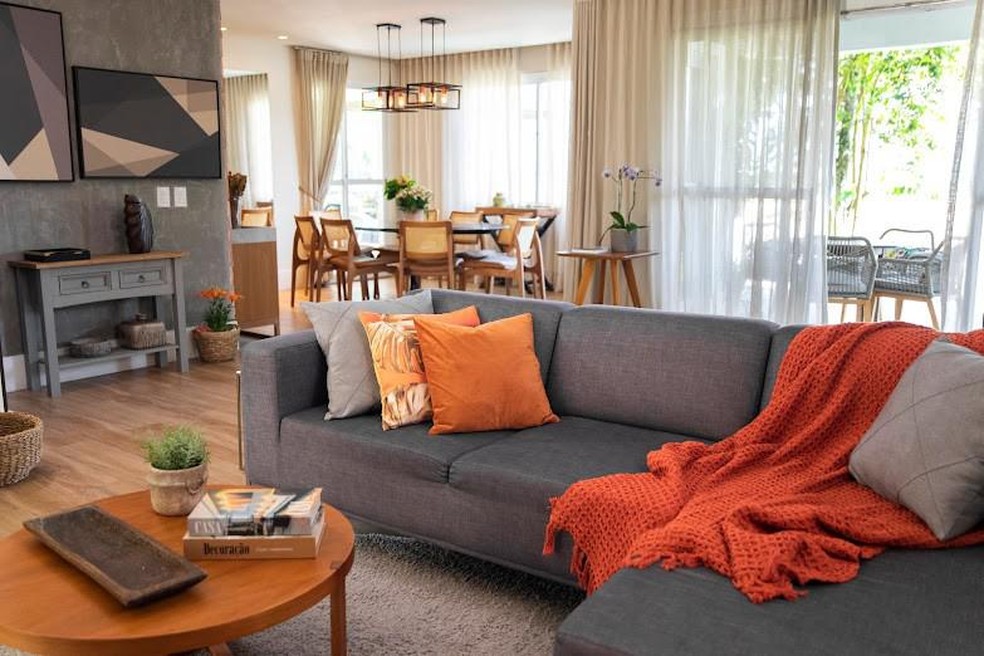 Cobrir sofás e poltronas com capas e tecidos de algodão ou linho ajudam a controlar as altas temperaturas. (Foto: Reprodução/Shoptime) — Foto: Casa e Jardim