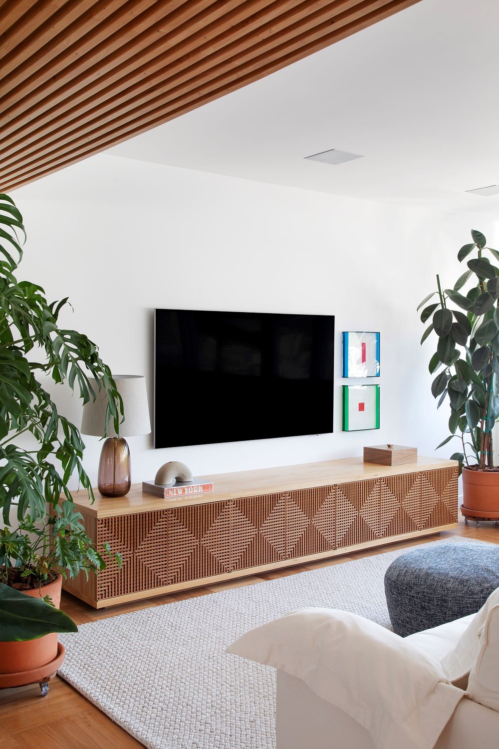 Como decorar rack de sala: dicas e 37 ideias para montar o seu
