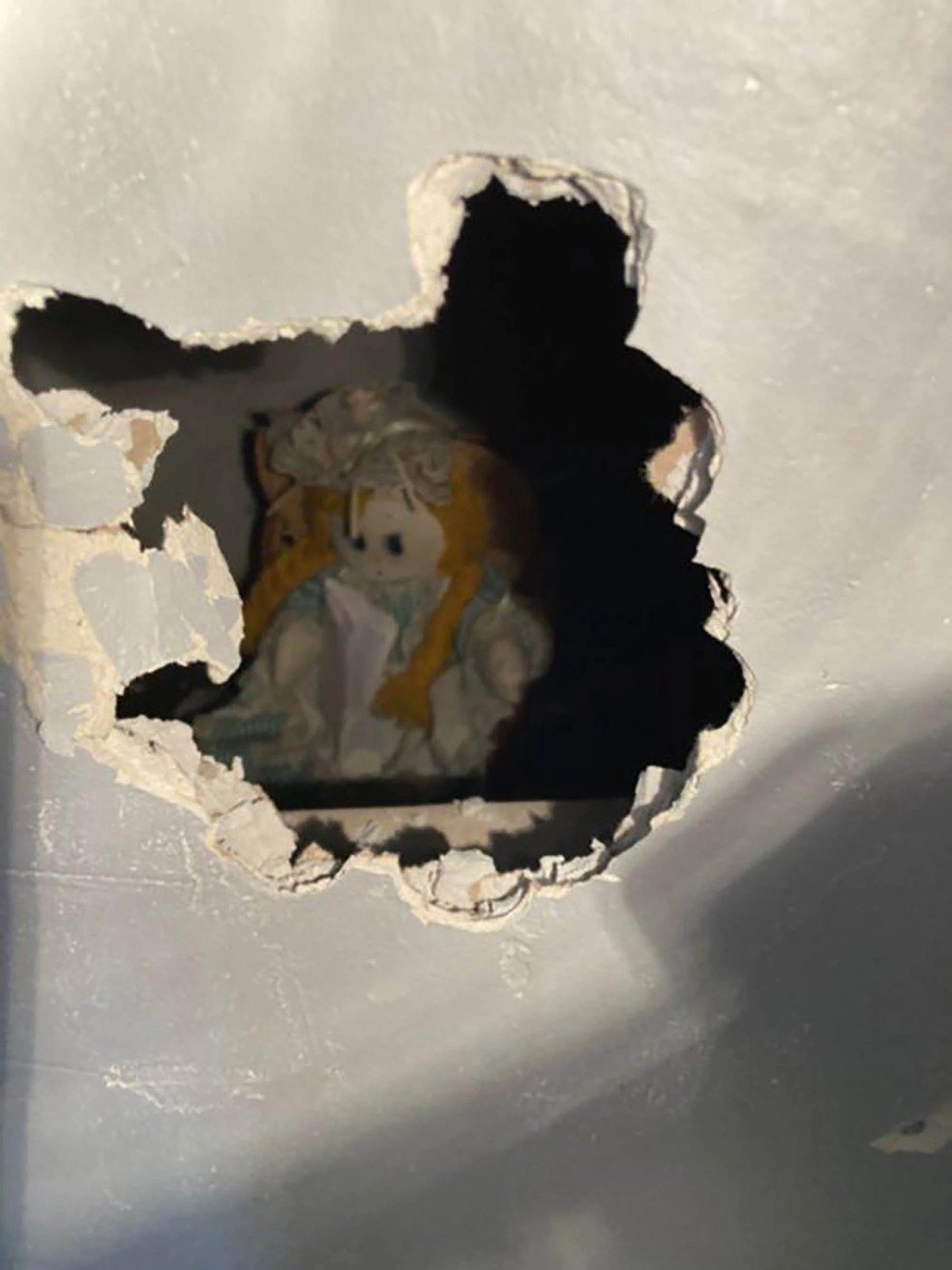 Boneca é encontrada dentro de parede de drywall no Reino Unido — Foto: Jonathan Lewis / Reprodução