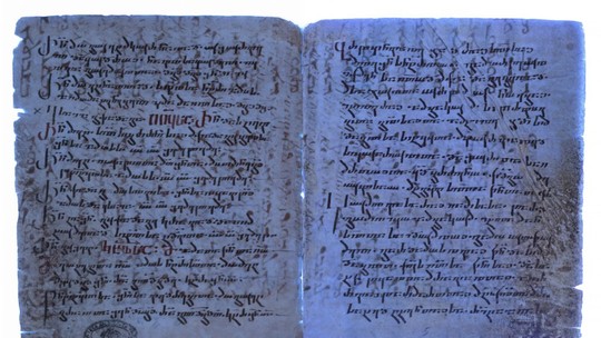 Pesquisador encontra uma das mais antigas traduções do evangelho ao iluminar pergaminho com luz ultravioleta