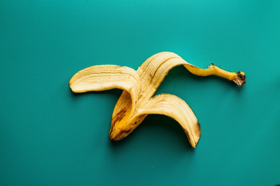 A casca de banana é rica em potássio, cálcio, fósforo e sódio, nutrientes importantes para as plantas e os seres humanos — Foto: Louis Hansel / Unsplash / CreativeCommons