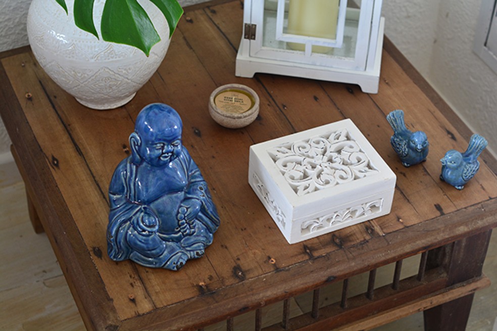 O Buda azul de porcelana remete à área da espiritualidade, trazendo serenidade, aprendizagem e calma — Foto: Camicado / Divulgação