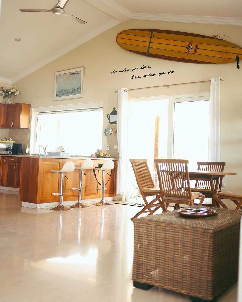 Cozinha e sala do Casarão Guest House, em Curaçao — Foto: Instagram / Reprodução