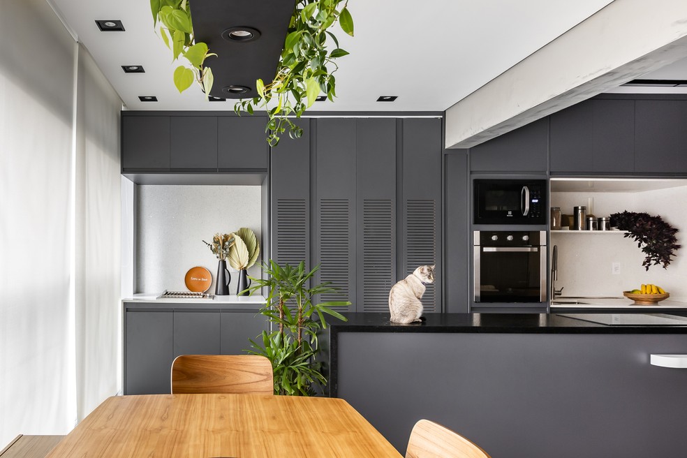 Cinza-grafite é cor base em apartamento com decoração minimalista
