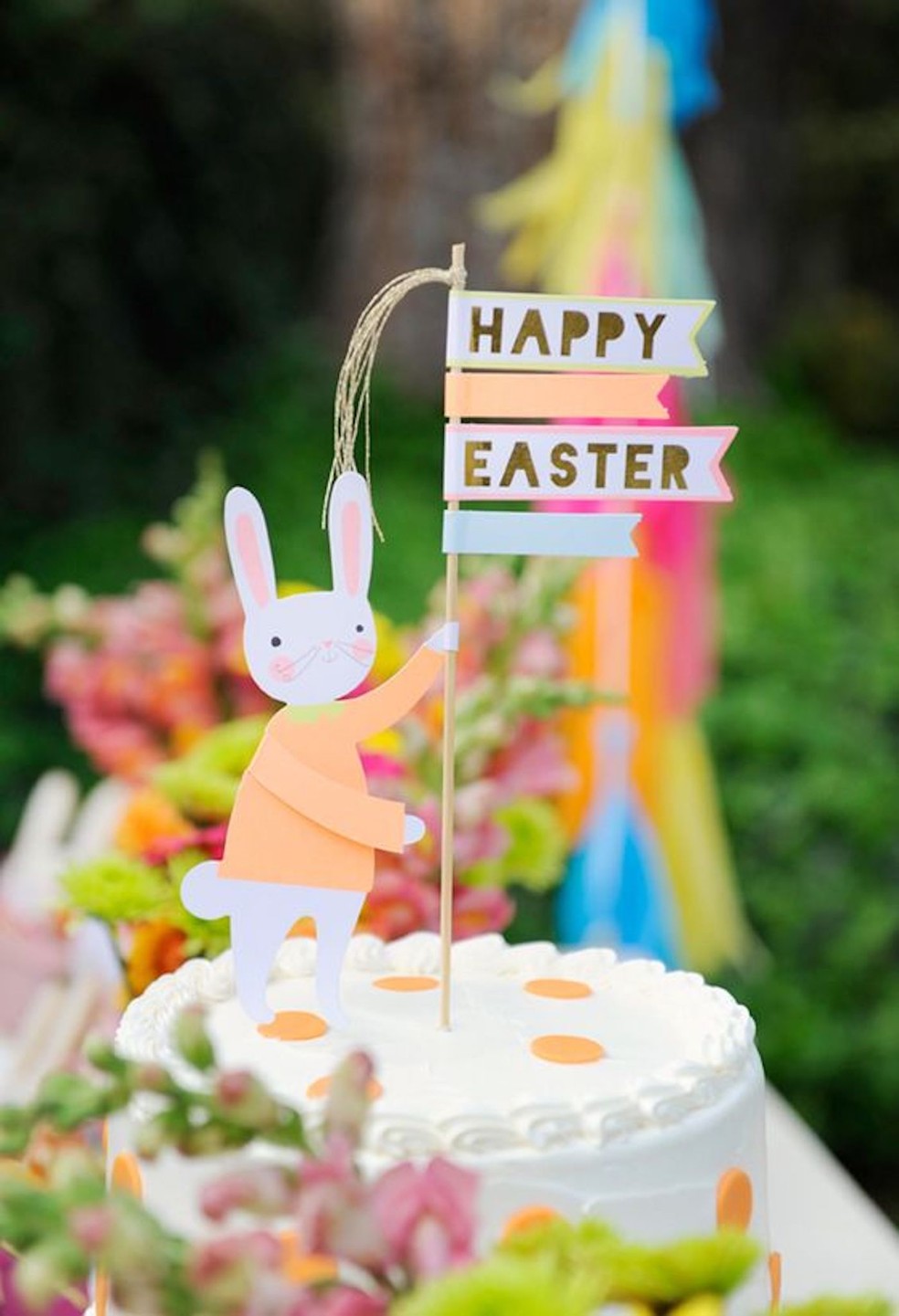 Um coelho de papel é bem fácil de fazer para o topo do bolo — Foto: Pinterest / Project Nursery / Reprodução