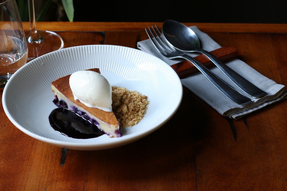 Receita de clafoutis de uva é combinada com crumble, calda e sorvete de leite, e servida com nata — Foto: Marcelo Schambeck / Divulgação