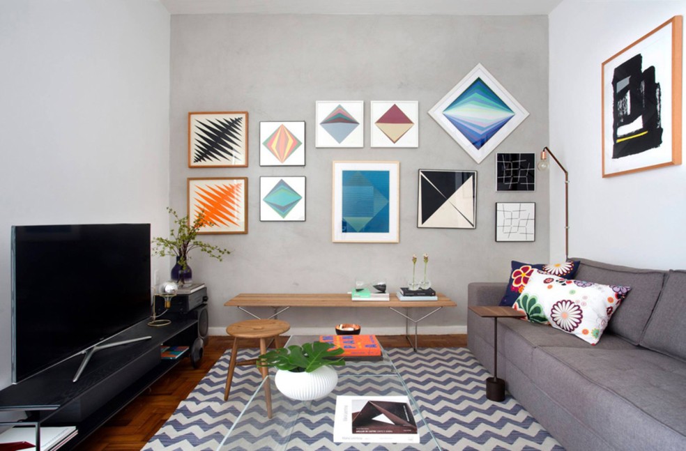 Na sala, o tapete Dhurie Moroccan da By Kamy traz um ponto de cor à paleta com predomínio do cinza. Projeto Tripper Arquitetura — Foto: Juliano Colodeti/MCA Estúdio/Divulgação 