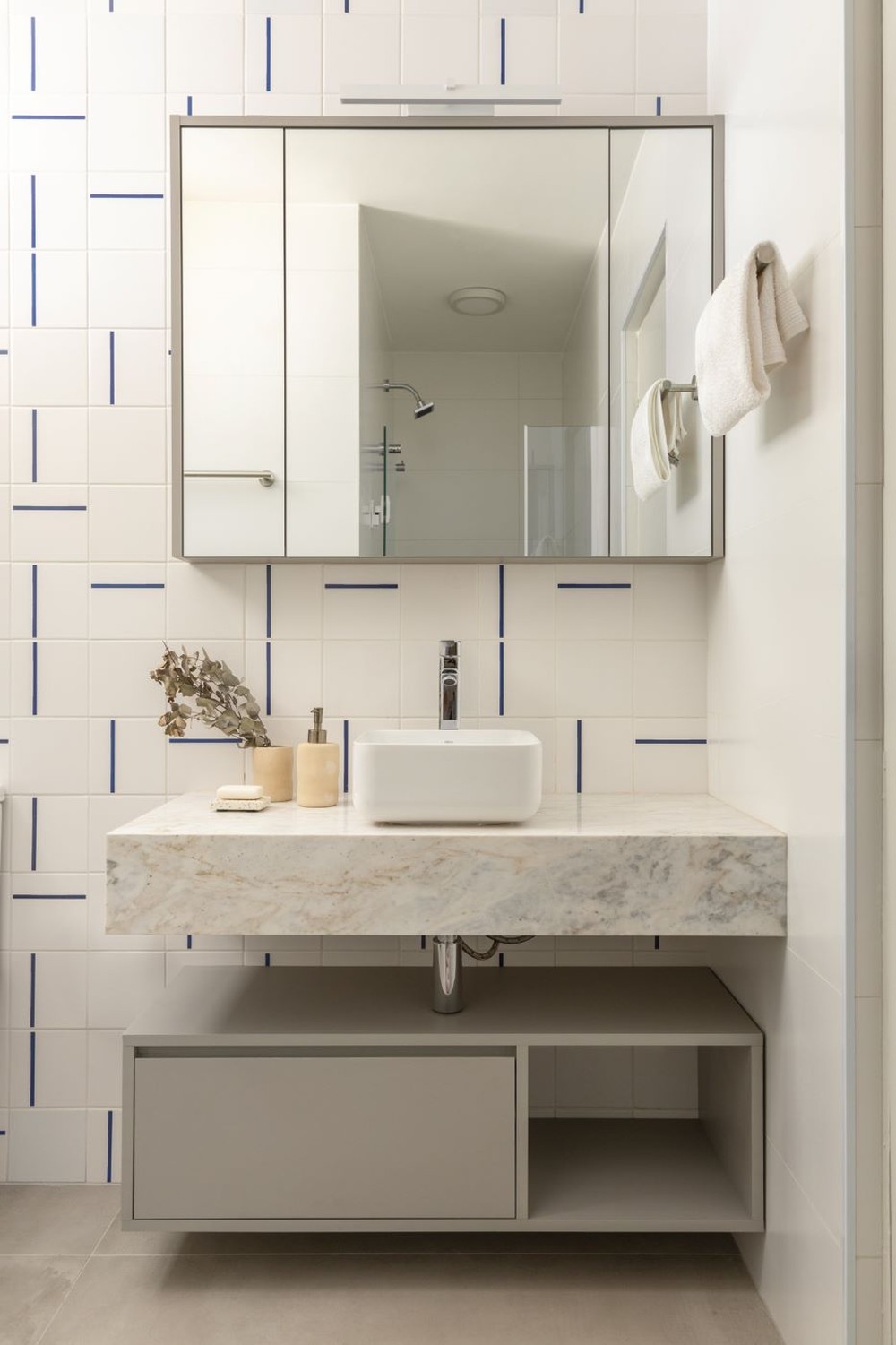 Azulejos no banheiro: tipos, como usar, dicas de cuidado e 25 inspirações