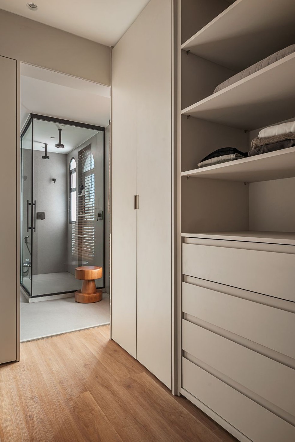 Reforma de apartamento baiano valoriza mármore original do piso e ...