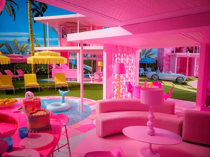 A casa dos sonhos da Barbie não tem paredes, nem portas. A área social fica no térreo e tudo é rosa!