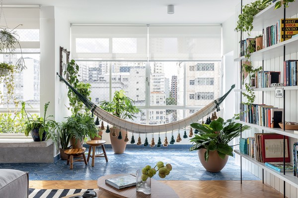 Apê ganha personalidade com plantas, cores e revestimentos criativos