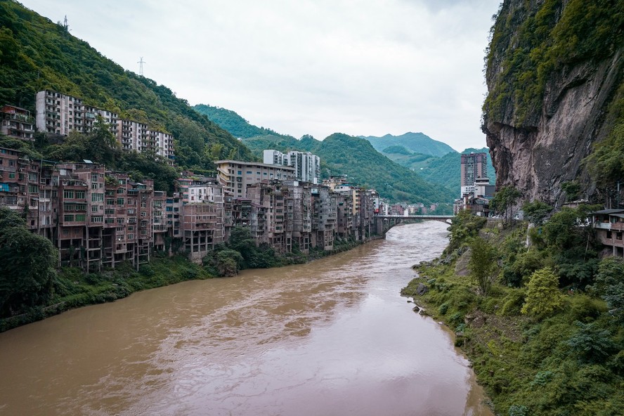 Yanji fica às margens de um rio e é ladeada por montanhas íngremes