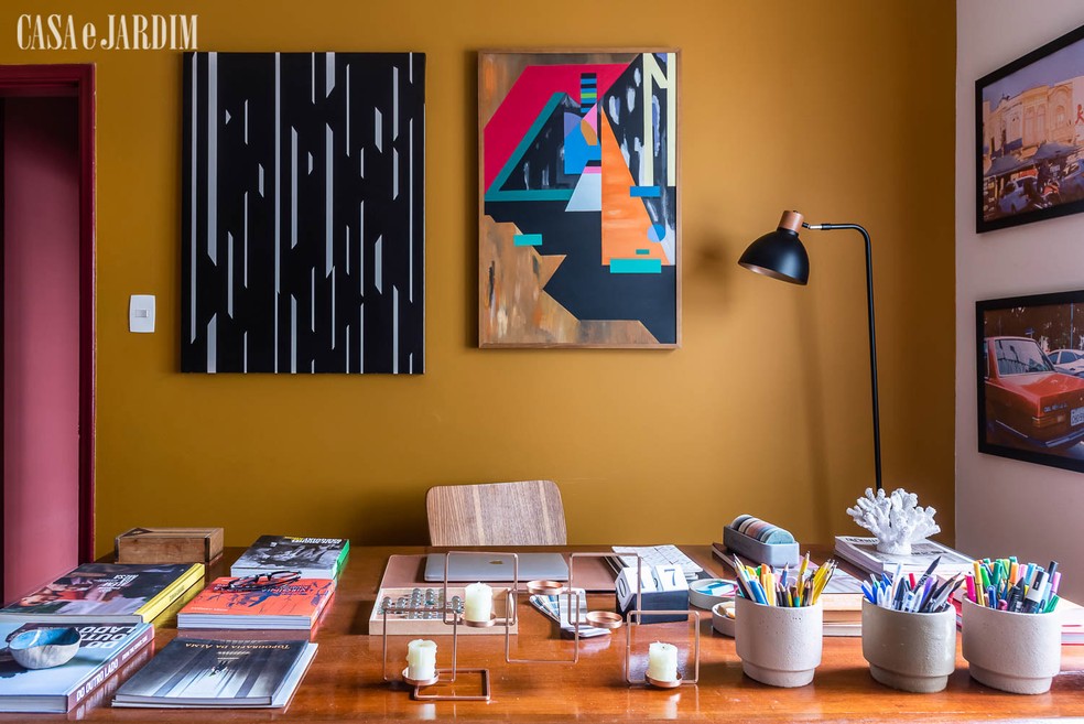 Stephanie Ribeiro mostra a decoração colorida de seu apartamento em SP