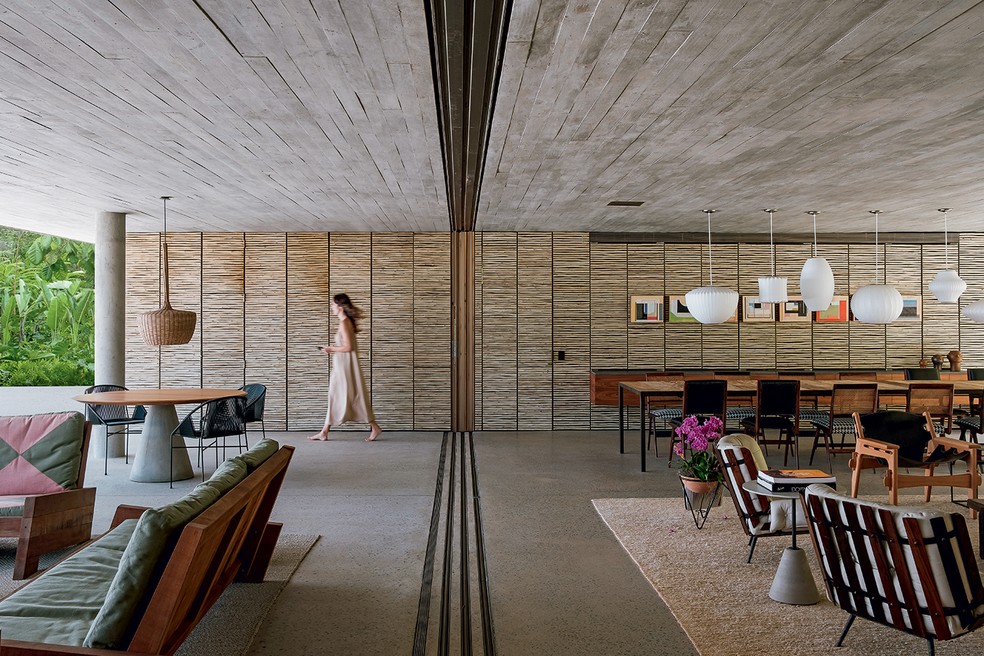 Casa com dois volumes se integra à paisagem litorânea com arquitetura leve. Projeto do Studio MK27 — Foto: Pedro Kok / Divulgação