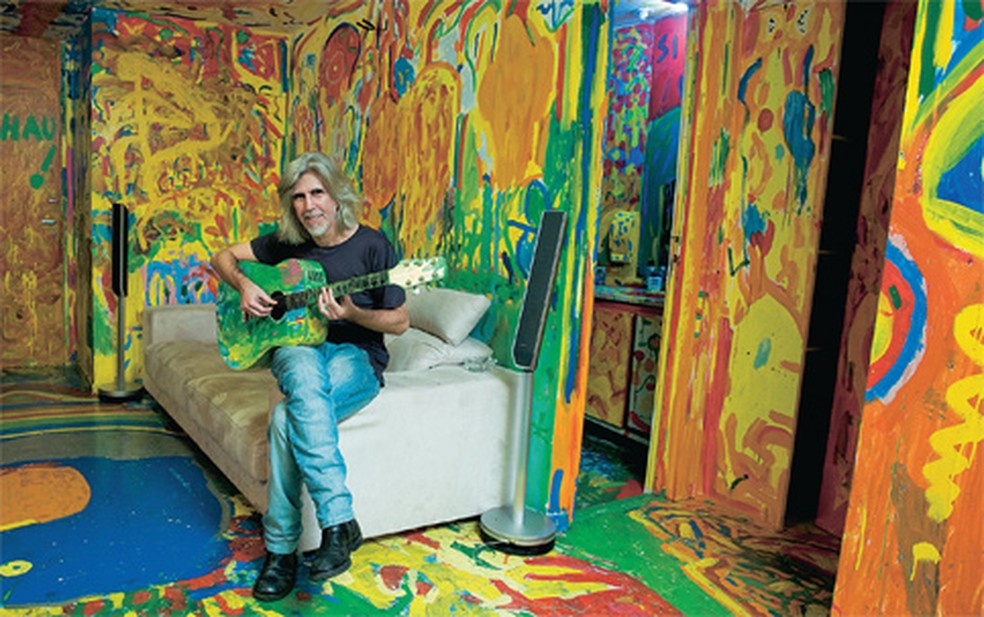 Oswaldo Montenegro abusa das cores em todas as paredes do seu apartamento — Foto: Daniela Dacorso / Ag. Istoé