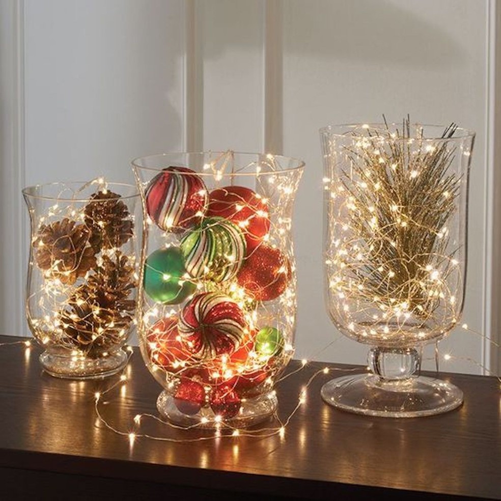 Vasos transparentes ganham ar de Natal com luzes, bolas, galhos e pinhas — Foto: Pinterest / Reprodução