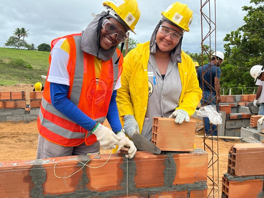 Mulheres na construção: todas as profissões que eram masculinas e que agora  as mulheres tomam a frente - Sales Materiais para Construção