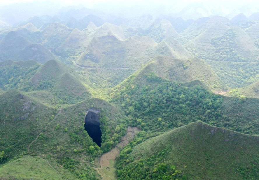 Cientistas descobriram um novo buraco cárstico em montanhas chinesas
