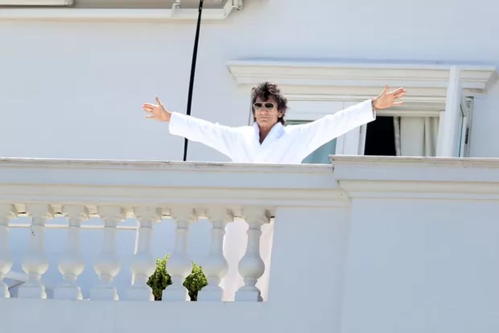 Mick Jagger na varanda do Copacabana Palace — Foto: André Freitas / AgNews / Reprodução