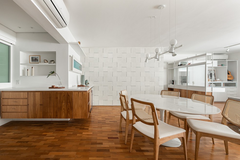 INTEGRAÇÃO | A mesa Saarinen tem tampo de mármore e deixa o ambiente mais leve. Cadeiras da Ondo — Foto: Gisele Rampazzo / Divulgação