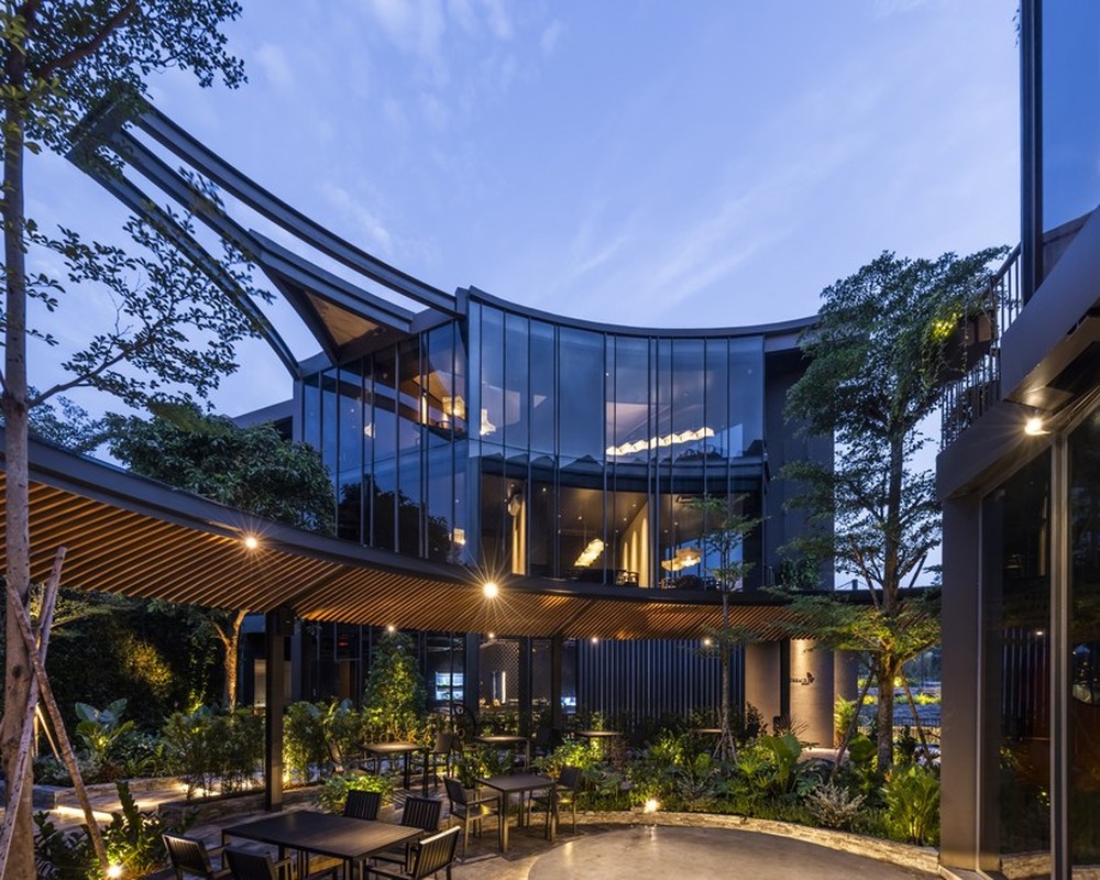 'Origami de aço' transforma restaurante em escultura luminosa no Vietnã