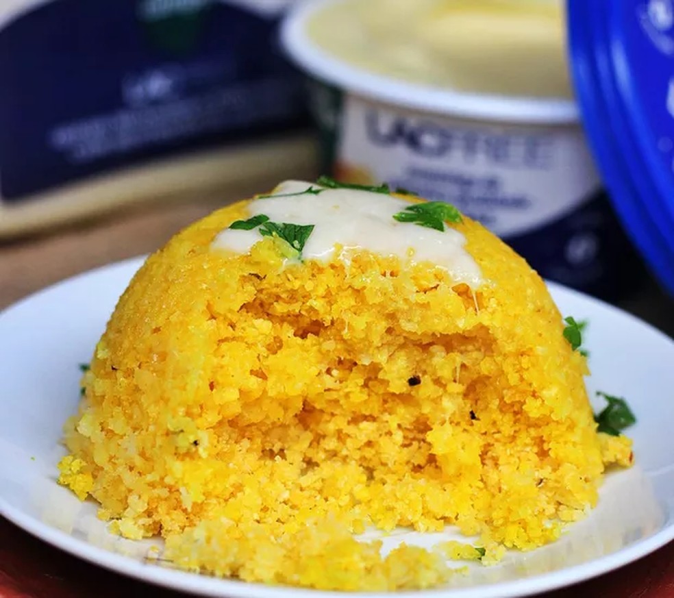 O cuscuz na cumbuca acompanhado de queijo e manteiga é uma receita fácil e rápida de preparar — Foto: Verde Campo / Divulgação
