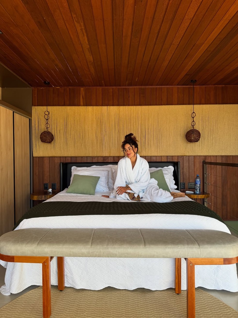 Aline Campos na suíte principal do bangalô — Foto: Instagram/Reprodução