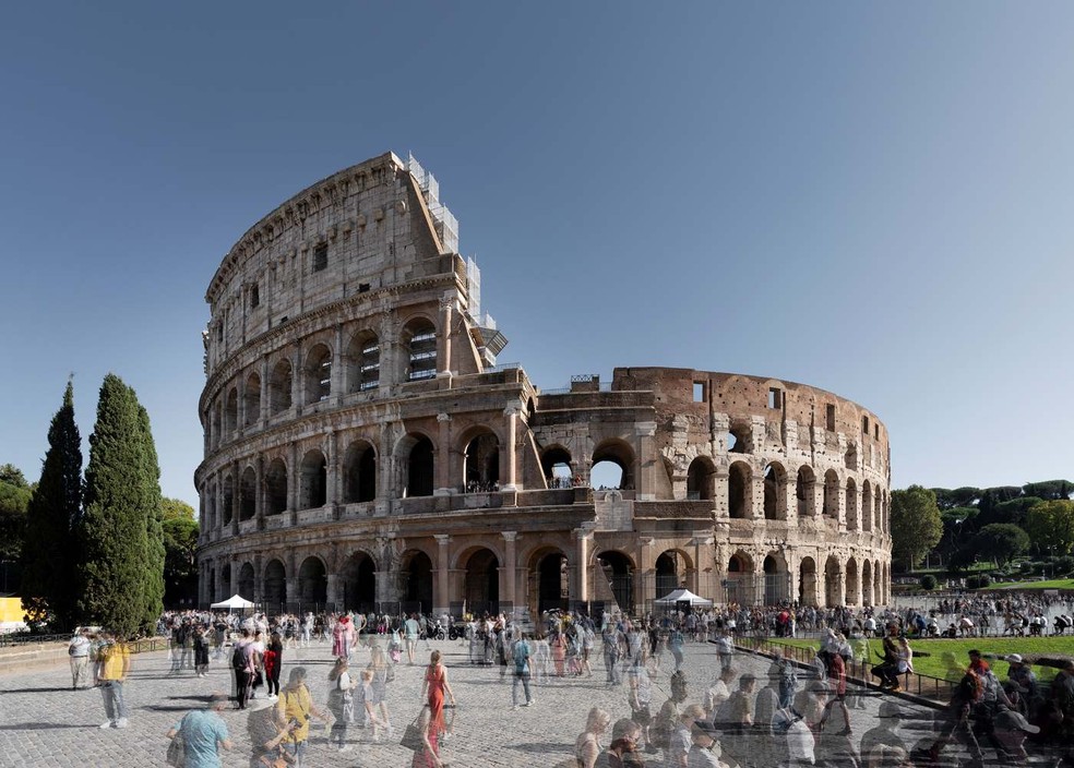 A extraordinária arquitetura do Coliseu de Roma é valorizada no projeto do escritório Migliore+Servetto para os novos das livrarias Electa no local — Foto: Andrea Martiradonna / Divulgação