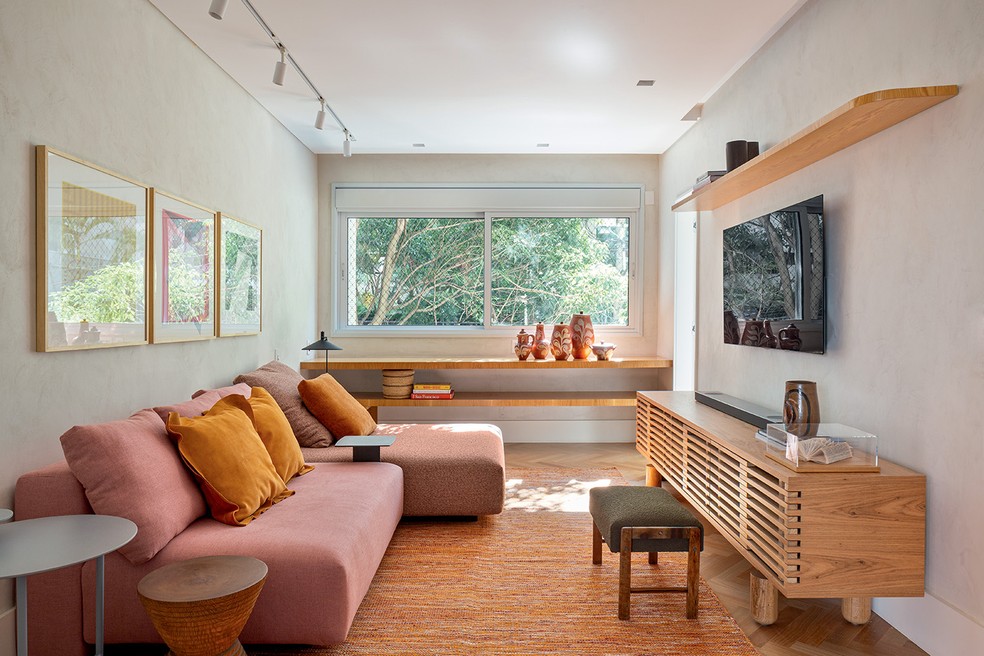 SALA DE TV | De outro ângulo, destaca o sofá C128, do Estúdio Ninho para a Carbono, e o rack Thomas, de Maria Cândida Machado, na Dpot. Tapete da by Kamy.A prateleira junto à janela foi executada pela Marcenaria Casarte — Foto: André Scarpa/Divulgação | Produção: Aldi Flosi/Divulgação 