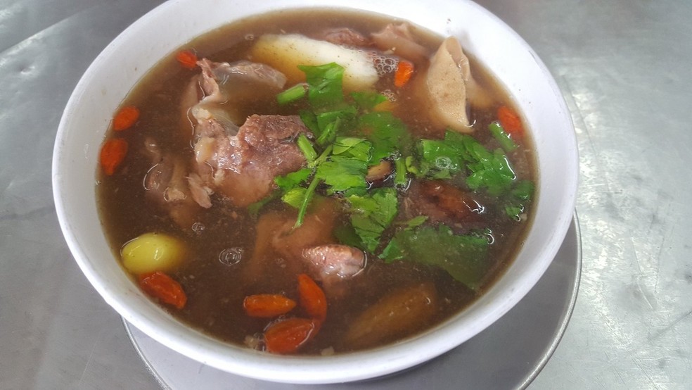 A sopa de carne que cozinha há 47 anos sem parar em restaurante de Bangkok — Foto: Tripadivisor / KeithT_sg / Reprodução
