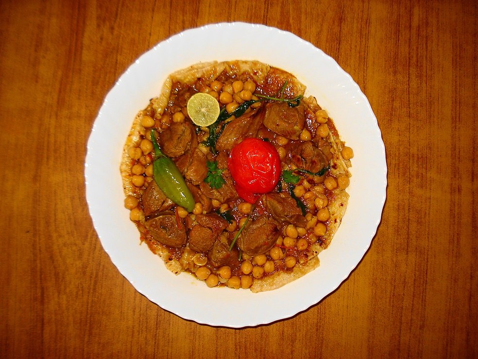 Thareed é um ensopado que leva vegetais – cenoura, feijão, cebola e batata – cozidos com frango ou cordeiro — Foto: Wikimedia Commons / Wikipedia 