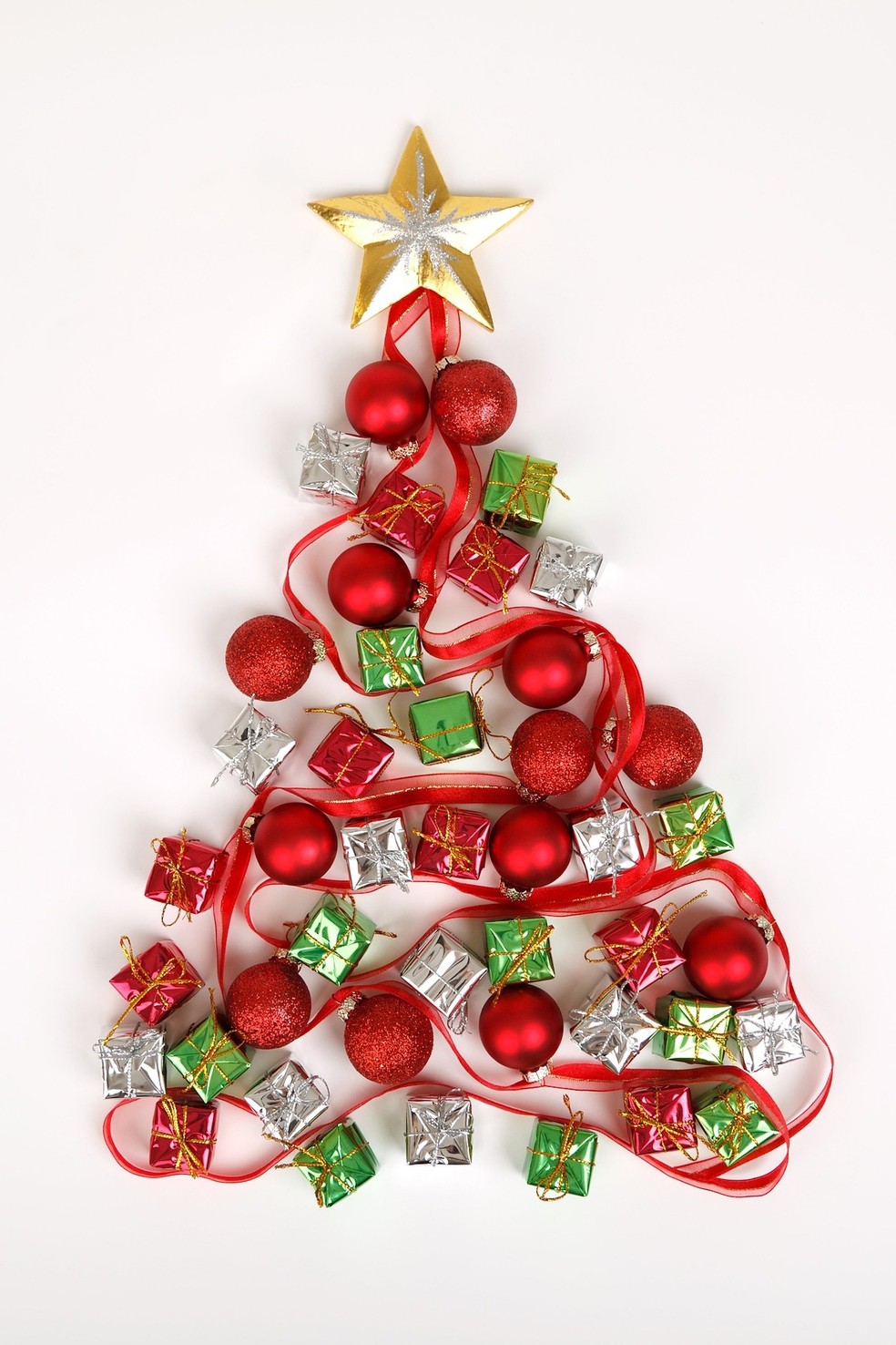 Objetos variados criam o formato de uma árvore para uma decoração de Natal única e exclusiva — Foto: Pixabay / Creative Commons