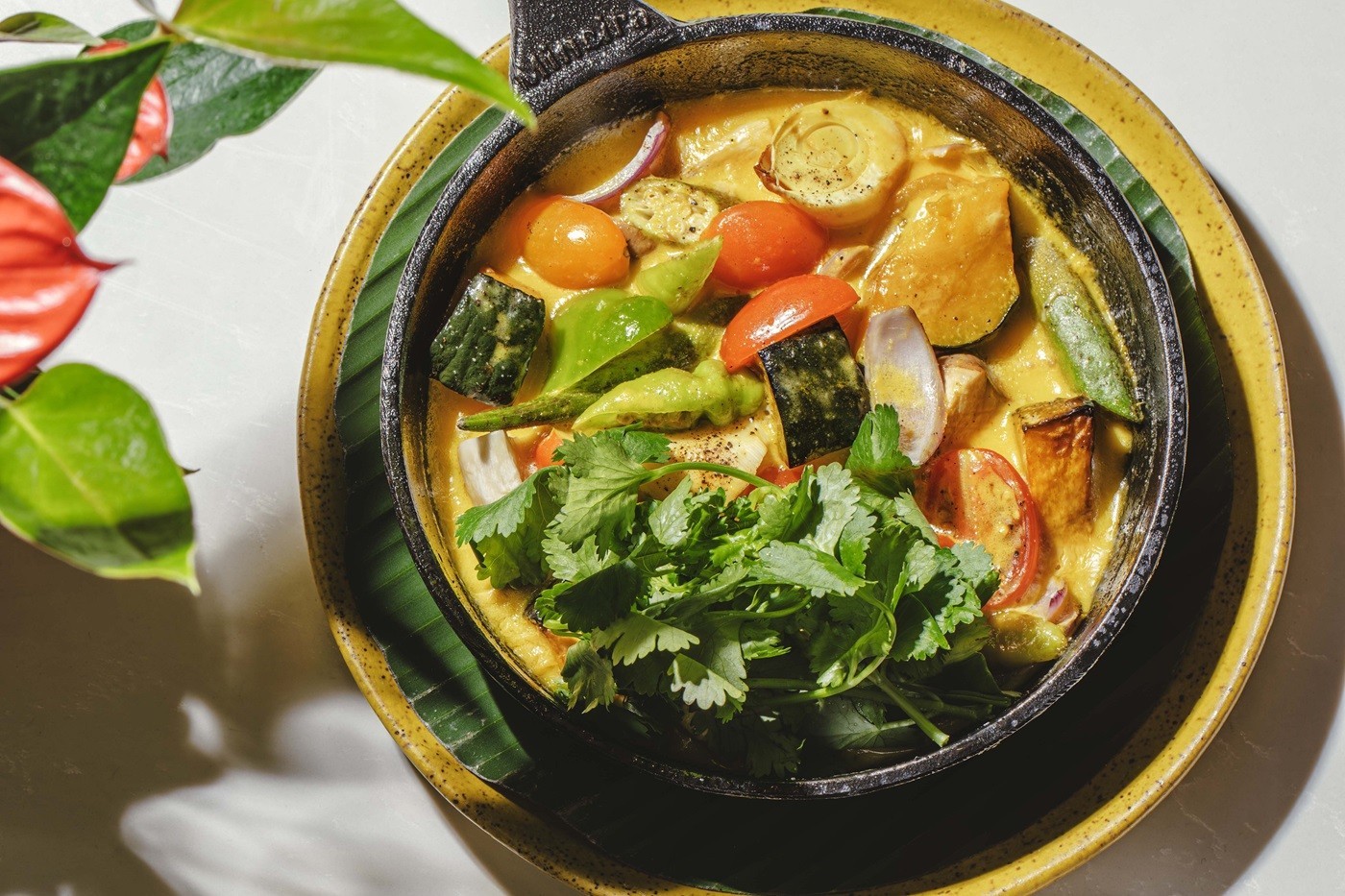Receita de moqueca vegana com abóbora, palmito, cogumelo e quiabo