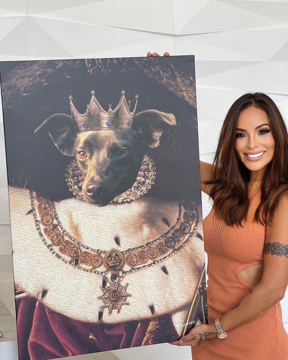 No quadro, o cachorro foi colocado com uma coroa e roupa de rei — Foto: Instagram / Reprodução