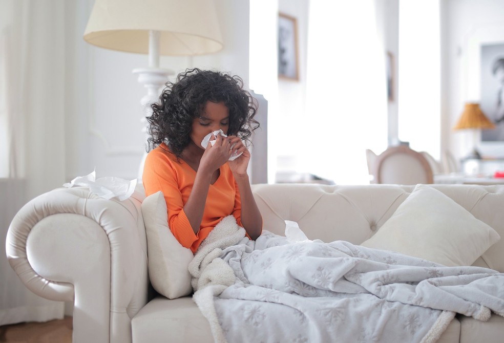 O mofo pode causar crises de doenças respiratórias como asma, rinite, bronquite e sinusite — Foto: Pexels / Andrea Piacquadio / CreativeCommons
